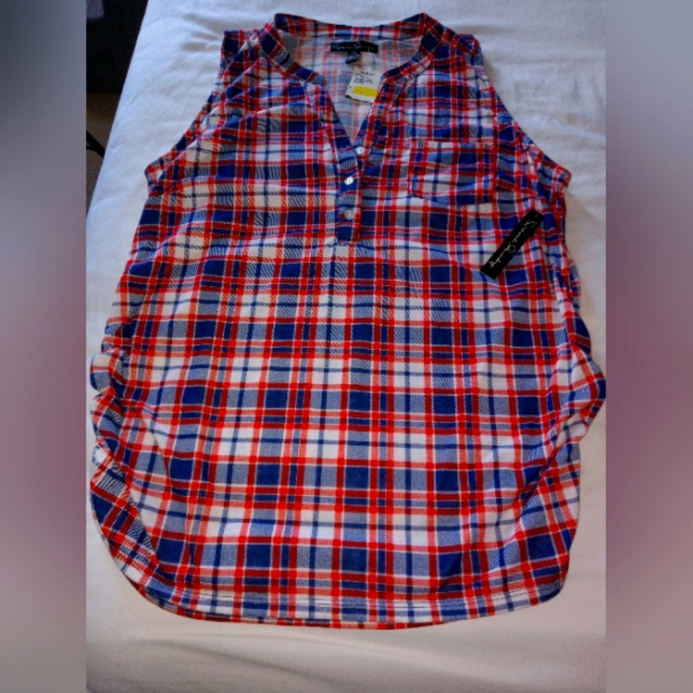 WOMANS TANK STYLE COLLAR SHIRT.